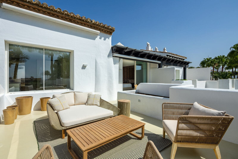 FOR SALE 🏡 Fully Renovated Four-Bedroom Duplex Penthouse Steps from the Beach – Golden Mile, Marbella 🇪🇸