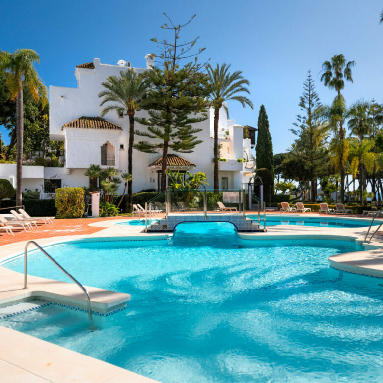 FOR SALE 🏡 Frontline Beach Duplex Penthouse with Rooftop Terrace and Sea Views – Golden Mile, Marbella 🇪🇸
