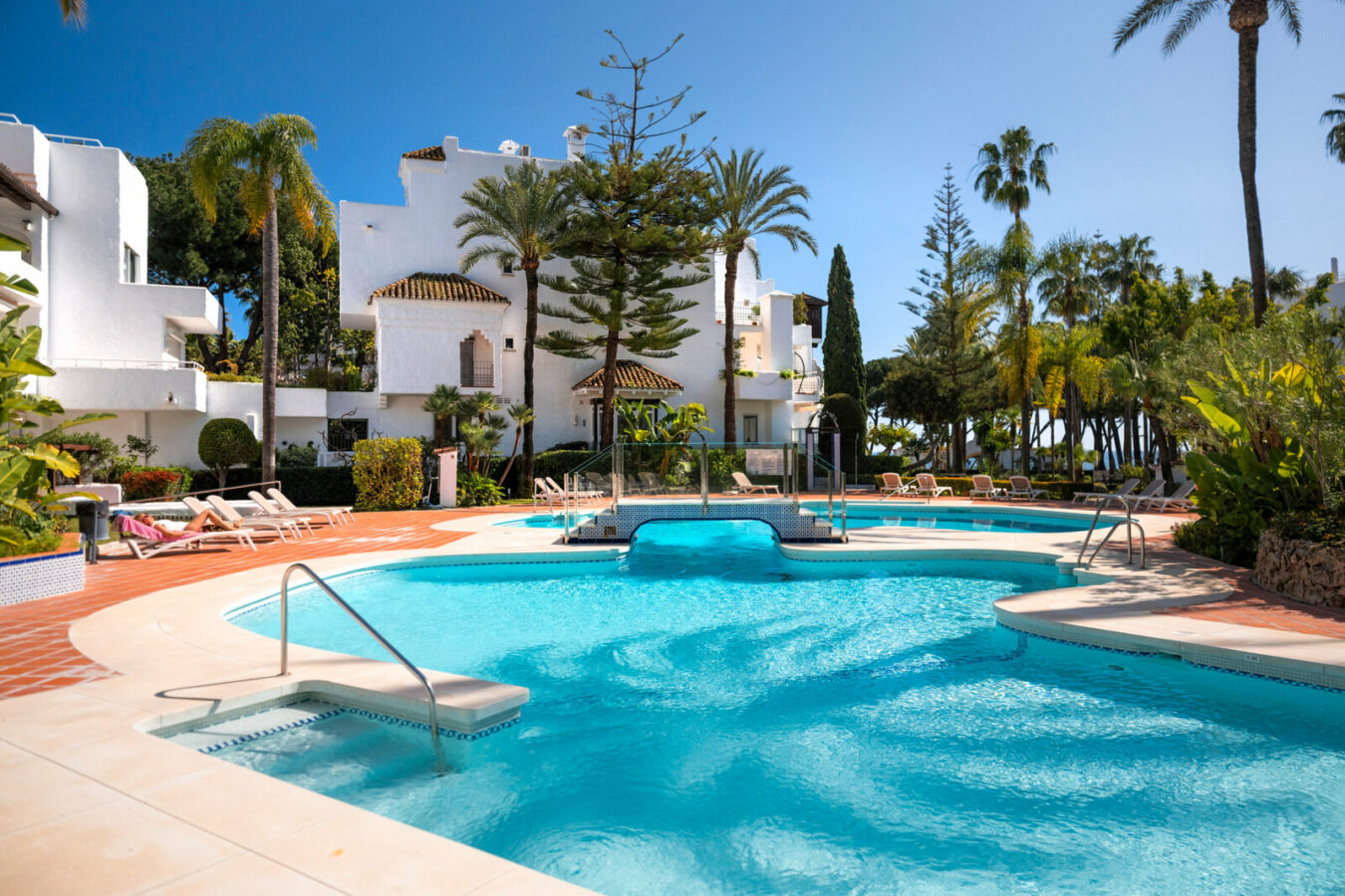 FOR SALE 🏡 Frontline Beach Duplex Penthouse with Rooftop Terrace and Sea Views – Golden Mile, Marbella 🇪🇸