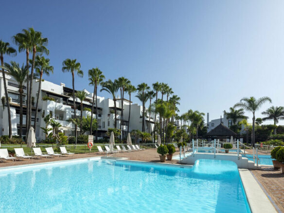 FOR SALE 🏡 Fully Renovated Four-Bedroom Duplex Penthouse Steps from the Beach – Golden Mile, Marbella 🇪🇸