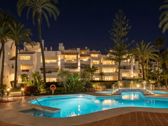 FOR SALE 🏡 Frontline Beach Duplex Penthouse with Rooftop Terrace and Sea Views – Golden Mile, Marbella 🇪🇸