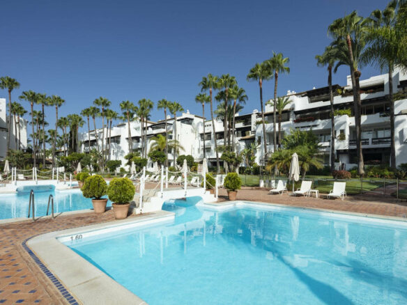 FOR SALE 🏡 Fully Renovated Four-Bedroom Duplex Penthouse Steps from the Beach – Golden Mile, Marbella 🇪🇸
