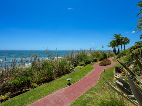 FOR SALE 🏡 Fully Renovated Four-Bedroom Duplex Penthouse Steps from the Beach – Golden Mile, Marbella 🇪🇸
