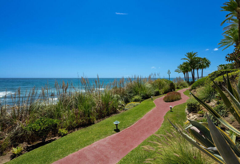 FOR SALE 🏡 Fully Renovated Four-Bedroom Duplex Penthouse Steps from the Beach – Golden Mile, Marbella 🇪🇸