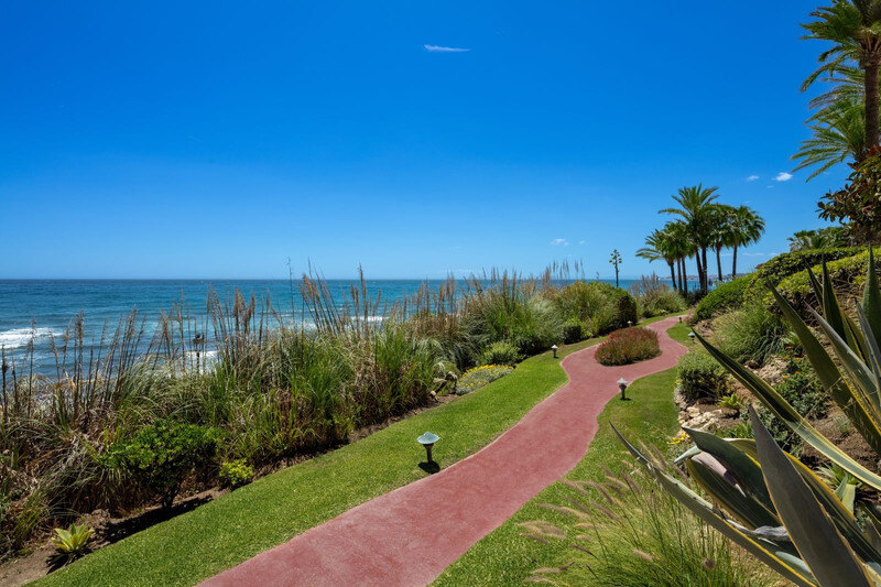 FOR SALE 🏡 Fully Renovated Four-Bedroom Duplex Penthouse Steps from the Beach – Golden Mile, Marbella 🇪🇸