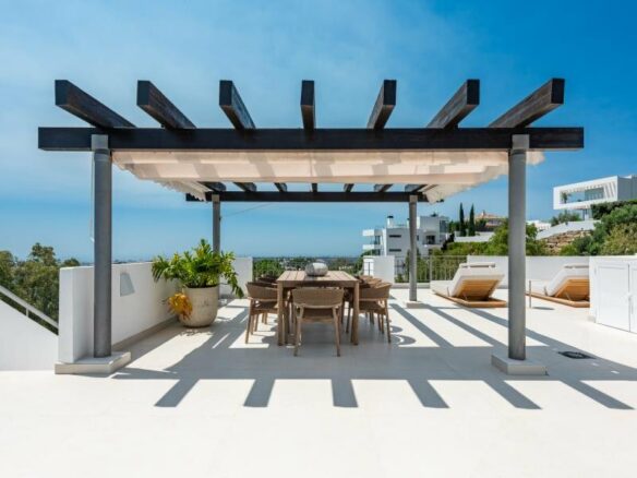 FOR SALE 🏡 Two-Level Duplex Penthouse with Private Plunge Pool and Panoramic Views – La Quinta, Benahavís 🇪🇸