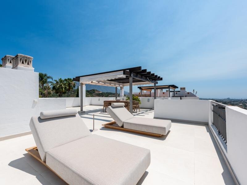 FOR SALE 🏡 Two-Level Duplex Penthouse with Private Plunge Pool and Panoramic Views – La Quinta, Benahavís 🇪🇸