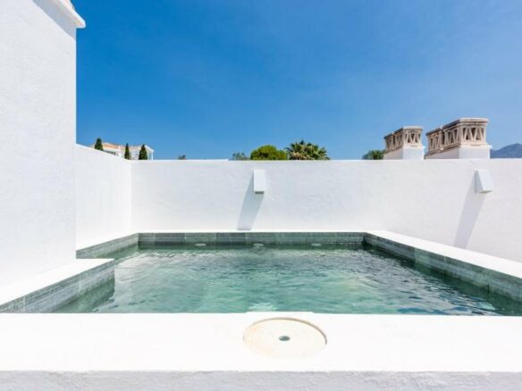 FOR SALE 🏡 Two-Level Duplex Penthouse with Private Plunge Pool and Panoramic Views – La Quinta, Benahavís 🇪🇸