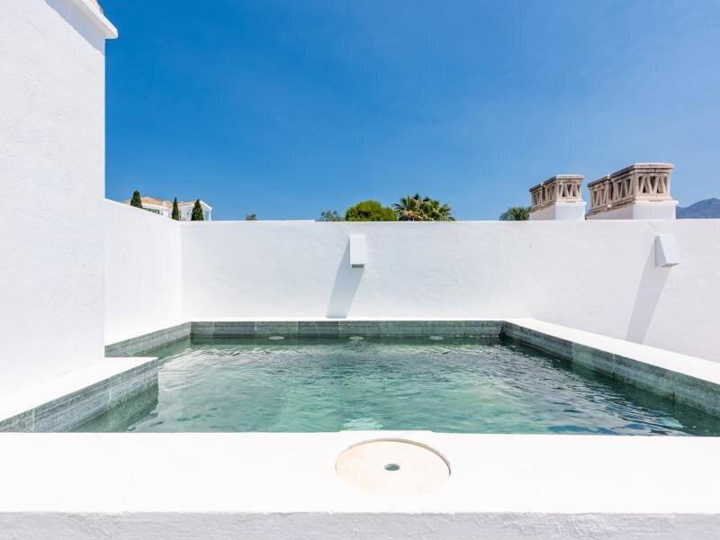FOR SALE 🏡 Two-Level Duplex Penthouse with Private Plunge Pool and Panoramic Views – La Quinta, Benahavís 🇪🇸