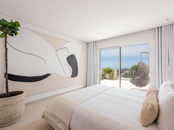 FOR SALE 🏡 Two-Level Duplex Penthouse with Private Plunge Pool and Panoramic Views – La Quinta, Benahavís 🇪🇸