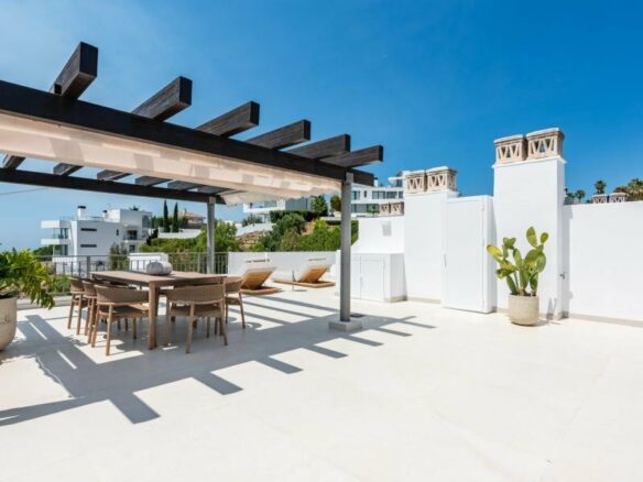 FOR SALE 🏡 Two-Level Duplex Penthouse with Private Plunge Pool and Panoramic Views – La Quinta, Benahavís 🇪🇸