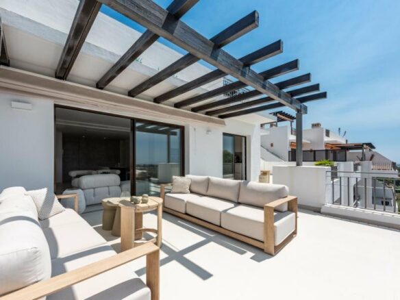 FOR SALE 🏡 Two-Level Duplex Penthouse with Private Plunge Pool and Panoramic Views – La Quinta, Benahavís 🇪🇸
