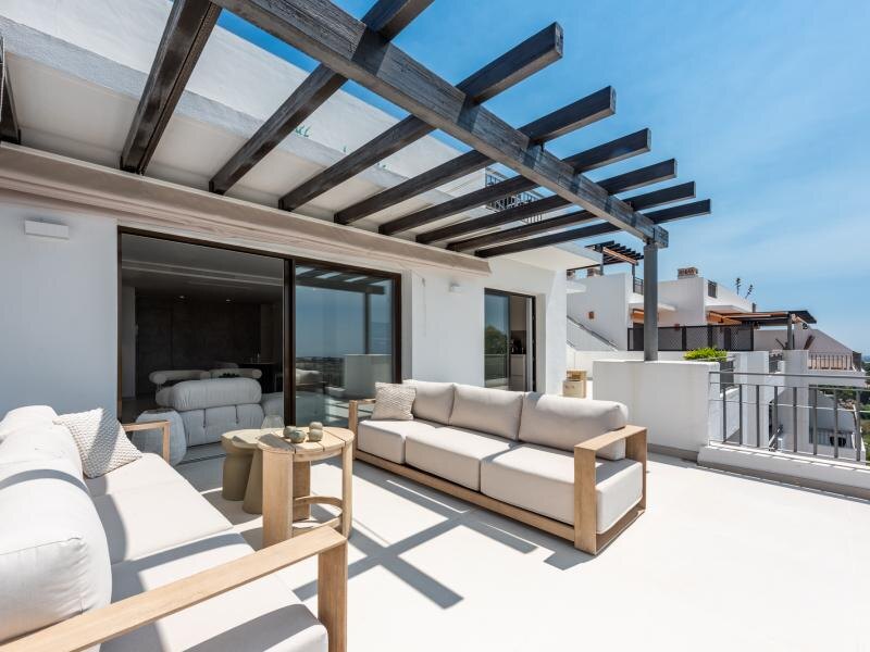 FOR SALE 🏡 Two-Level Duplex Penthouse with Private Plunge Pool and Panoramic Views – La Quinta, Benahavís 🇪🇸
