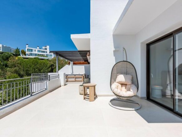 FOR SALE 🏡 Two-Level Duplex Penthouse with Private Plunge Pool and Panoramic Views – La Quinta, Benahavís 🇪🇸