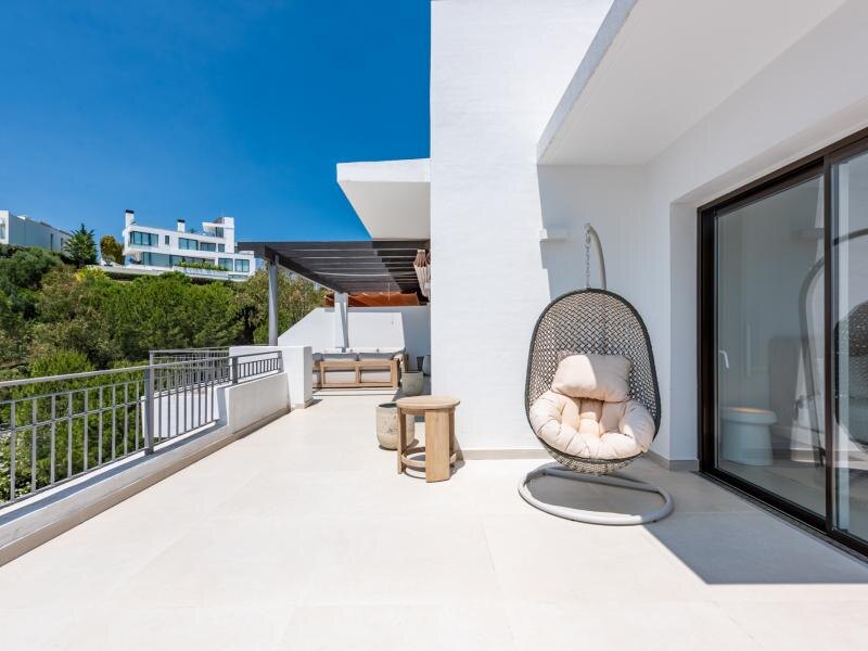 FOR SALE 🏡 Two-Level Duplex Penthouse with Private Plunge Pool and Panoramic Views – La Quinta, Benahavís 🇪🇸