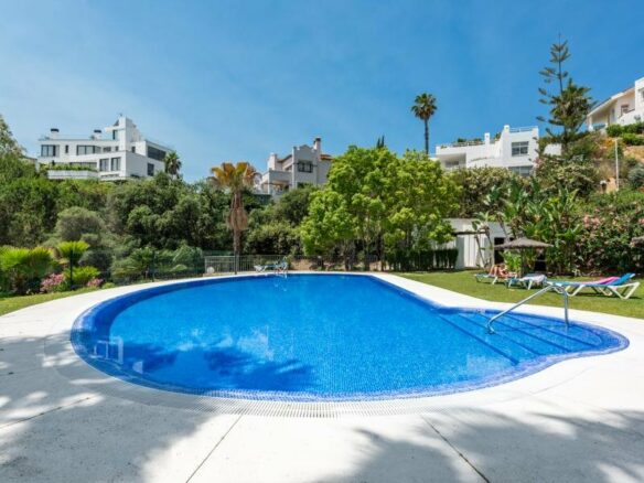 FOR SALE 🏡 Two-Level Duplex Penthouse with Private Plunge Pool and Panoramic Views – La Quinta, Benahavís 🇪🇸