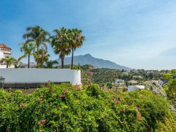 FOR SALE 🏡 Two-Level Duplex Penthouse with Private Plunge Pool and Panoramic Views – La Quinta, Benahavís 🇪🇸