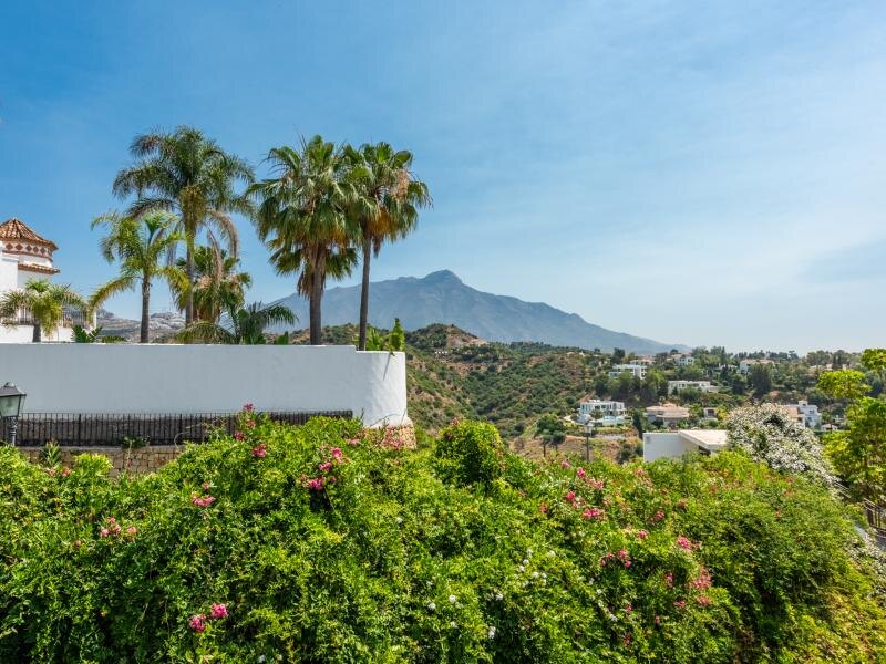 FOR SALE 🏡 Two-Level Duplex Penthouse with Private Plunge Pool and Panoramic Views – La Quinta, Benahavís 🇪🇸