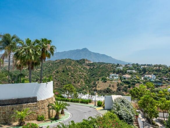 FOR SALE 🏡 Two-Level Duplex Penthouse with Private Plunge Pool and Panoramic Views – La Quinta, Benahavís 🇪🇸