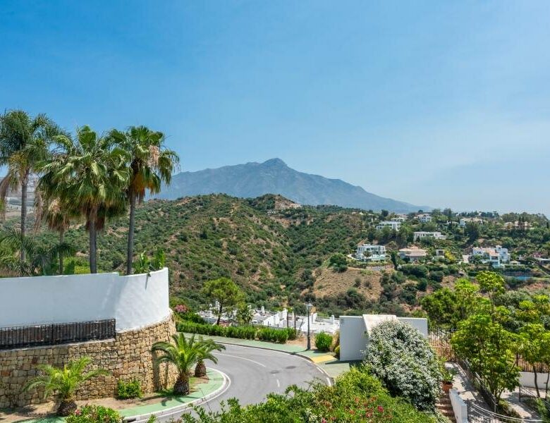 FOR SALE 🏡 Two-Level Duplex Penthouse with Private Plunge Pool and Panoramic Views – La Quinta, Benahavís 🇪🇸