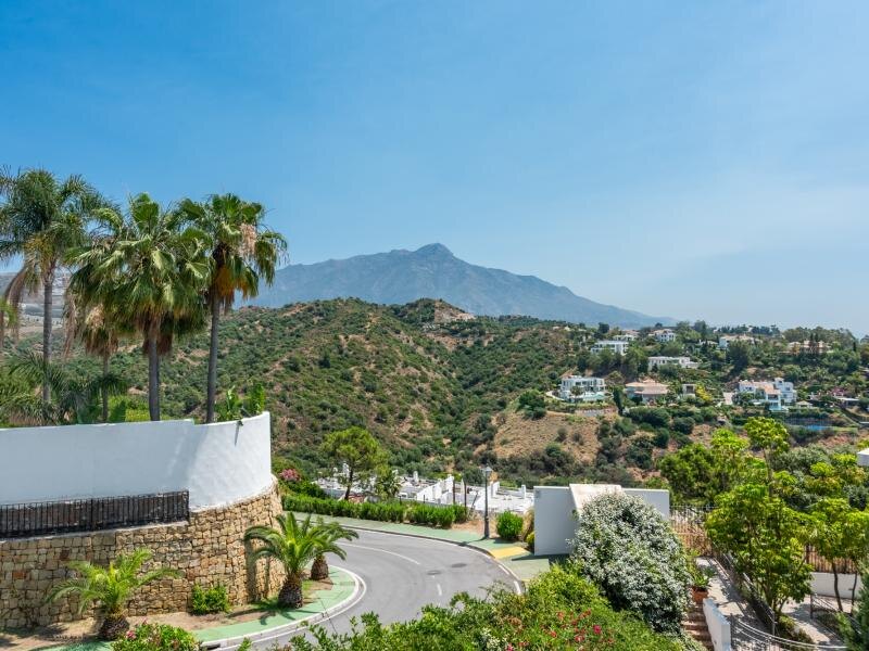 FOR SALE 🏡 Two-Level Duplex Penthouse with Private Plunge Pool and Panoramic Views – La Quinta, Benahavís 🇪🇸