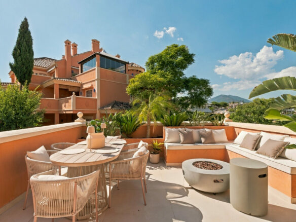 FOR SALE 🏡 Renovated Duplex Penthouse with Rooftop Jacuzzi and Outdoor Kitchen – Nueva Andalucía, Marbella 🇪🇸