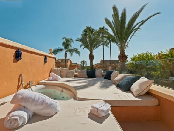 FOR SALE 🏡 Renovated Duplex Penthouse with Rooftop Jacuzzi and Outdoor Kitchen – Nueva Andalucía, Marbella 🇪🇸