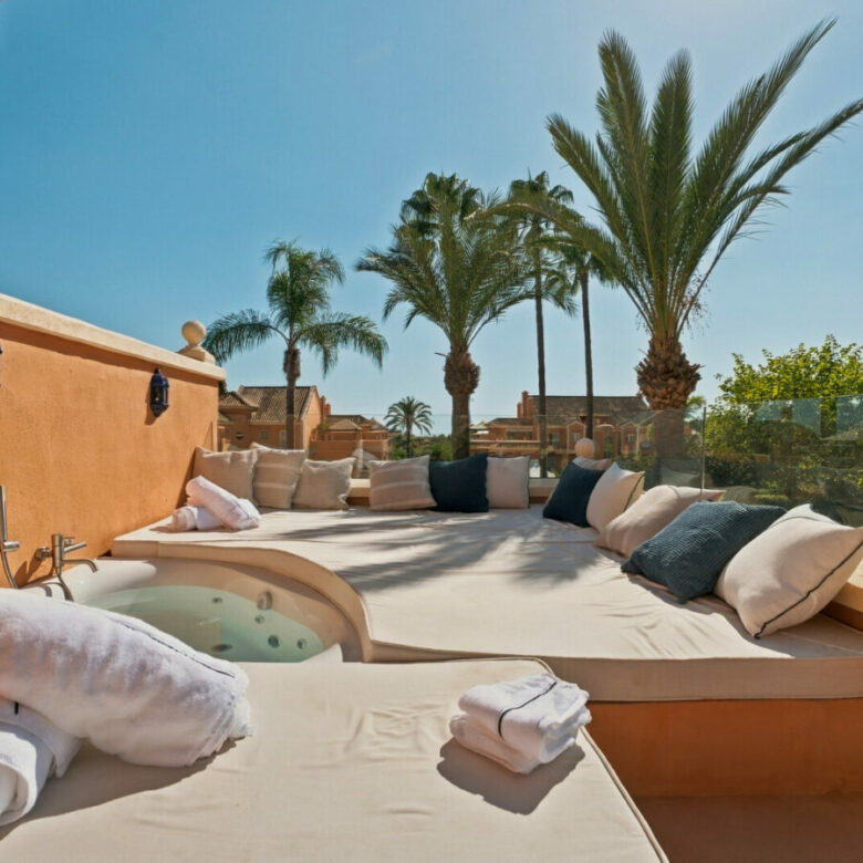 FOR SALE 🏡 Renovated Duplex Penthouse with Rooftop Jacuzzi and Outdoor Kitchen – Nueva Andalucía, Marbella 🇪🇸