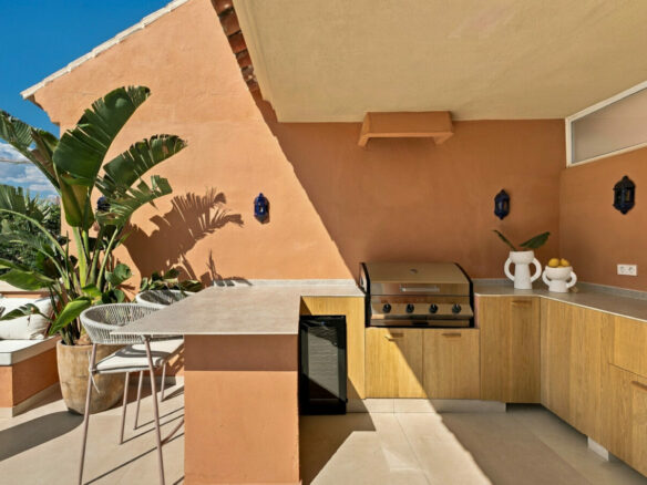 FOR SALE 🏡 Renovated Duplex Penthouse with Rooftop Jacuzzi and Outdoor Kitchen – Nueva Andalucía, Marbella 🇪🇸