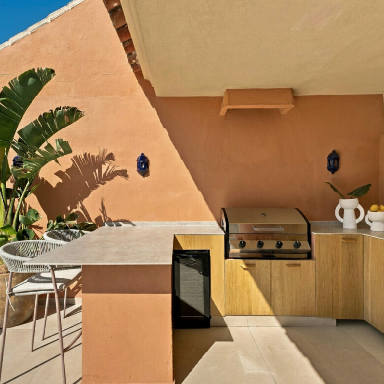 FOR SALE 🏡 Renovated Duplex Penthouse with Rooftop Jacuzzi and Outdoor Kitchen – Nueva Andalucía, Marbella 🇪🇸