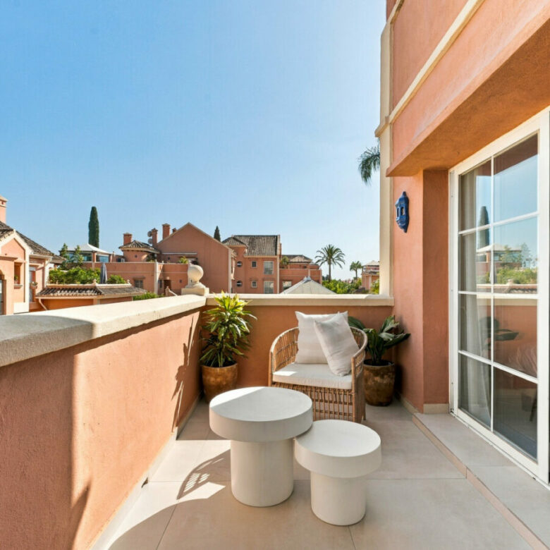 FOR SALE 🏡 Renovated Duplex Penthouse with Rooftop Jacuzzi and Outdoor Kitchen – Nueva Andalucía, Marbella 🇪🇸