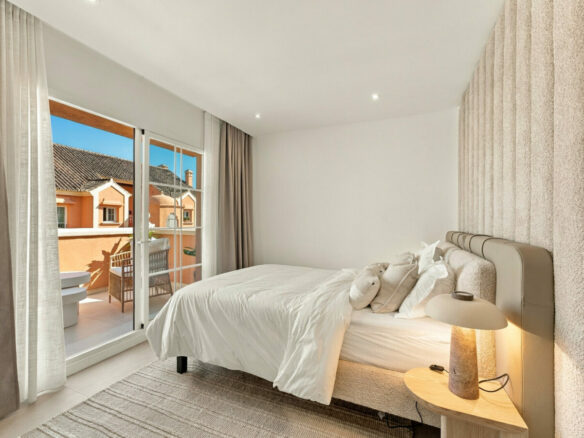 FOR SALE 🏡 Renovated Duplex Penthouse with Rooftop Jacuzzi and Outdoor Kitchen – Nueva Andalucía, Marbella 🇪🇸