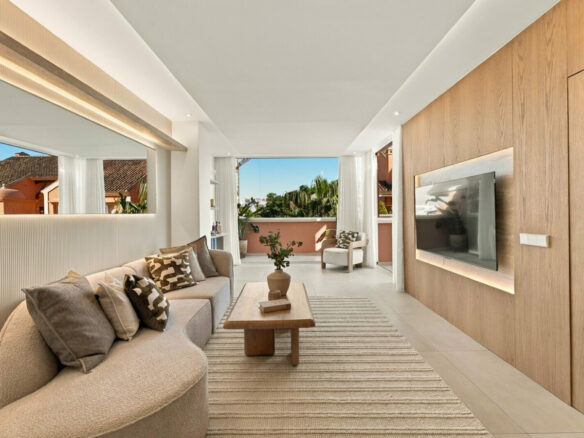 FOR SALE 🏡 Renovated Duplex Penthouse with Rooftop Jacuzzi and Outdoor Kitchen – Nueva Andalucía, Marbella 🇪🇸