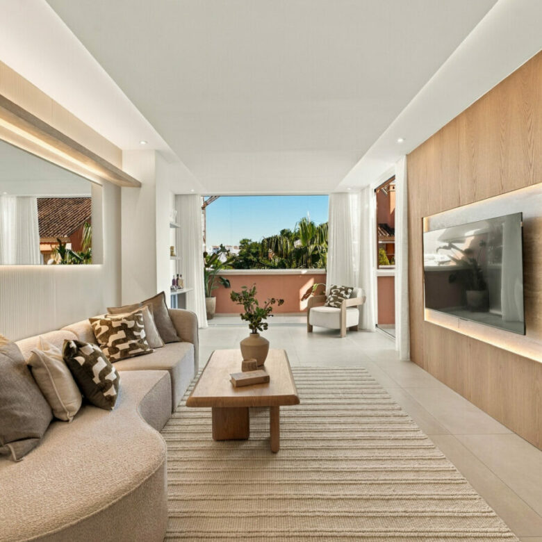FOR SALE 🏡 Renovated Duplex Penthouse with Rooftop Jacuzzi and Outdoor Kitchen – Nueva Andalucía, Marbella 🇪🇸