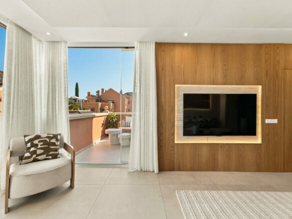 FOR SALE 🏡 Renovated Duplex Penthouse with Rooftop Jacuzzi and Outdoor Kitchen – Nueva Andalucía, Marbella 🇪🇸