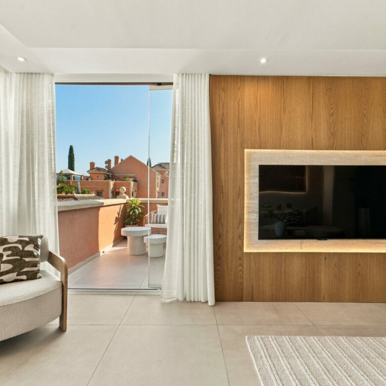 FOR SALE 🏡 Renovated Duplex Penthouse with Rooftop Jacuzzi and Outdoor Kitchen – Nueva Andalucía, Marbella 🇪🇸