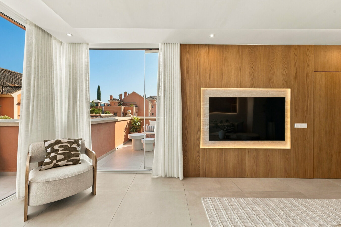 FOR SALE 🏡 Renovated Duplex Penthouse with Rooftop Jacuzzi and Outdoor Kitchen – Nueva Andalucía, Marbella 🇪🇸