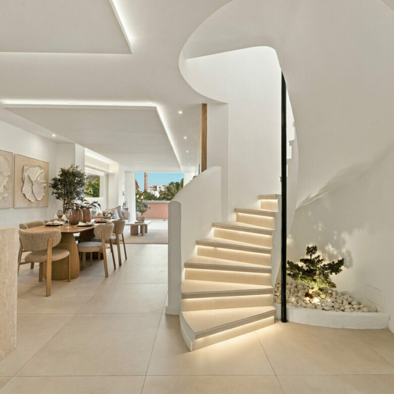 FOR SALE 🏡 Renovated Duplex Penthouse with Rooftop Jacuzzi and Outdoor Kitchen – Nueva Andalucía, Marbella 🇪🇸