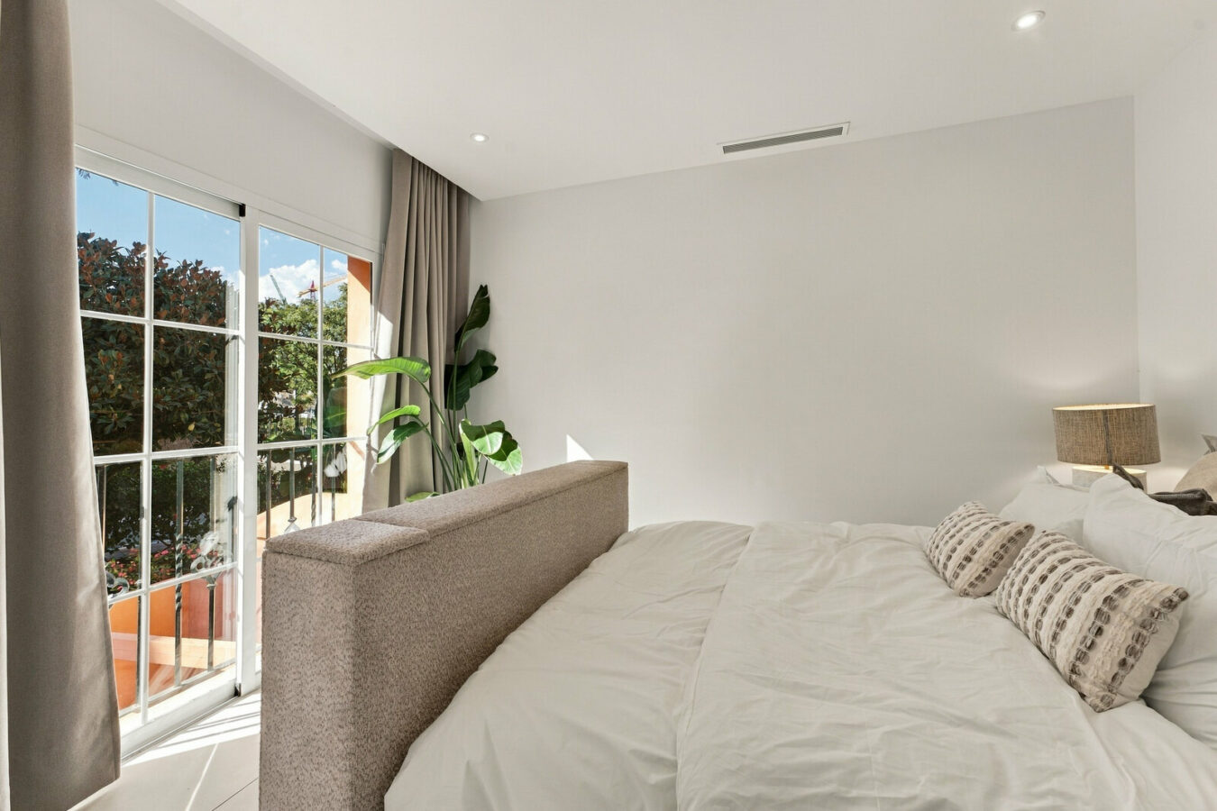 FOR SALE 🏡 Renovated Duplex Penthouse with Rooftop Jacuzzi and Outdoor Kitchen – Nueva Andalucía, Marbella 🇪🇸