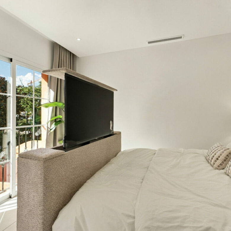 FOR SALE 🏡 Renovated Duplex Penthouse with Rooftop Jacuzzi and Outdoor Kitchen – Nueva Andalucía, Marbella 🇪🇸