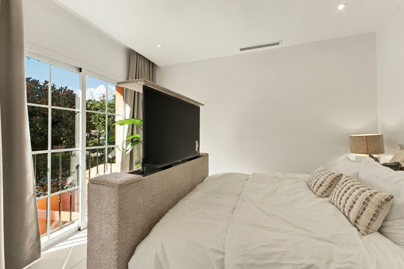 FOR SALE 🏡 Renovated Duplex Penthouse with Rooftop Jacuzzi and Outdoor Kitchen – Nueva Andalucía, Marbella 🇪🇸