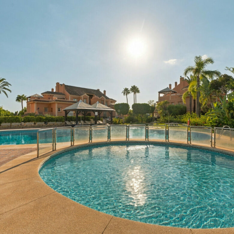 FOR SALE 🏡 Renovated Duplex Penthouse with Rooftop Jacuzzi and Outdoor Kitchen – Nueva Andalucía, Marbella 🇪🇸