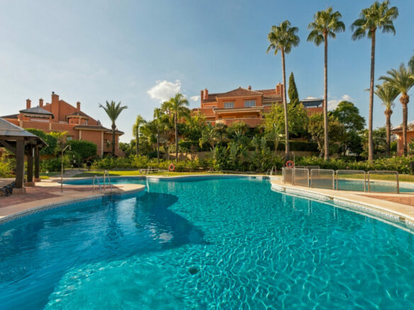 FOR SALE 🏡 Renovated Duplex Penthouse with Rooftop Jacuzzi and Outdoor Kitchen – Nueva Andalucía, Marbella 🇪🇸