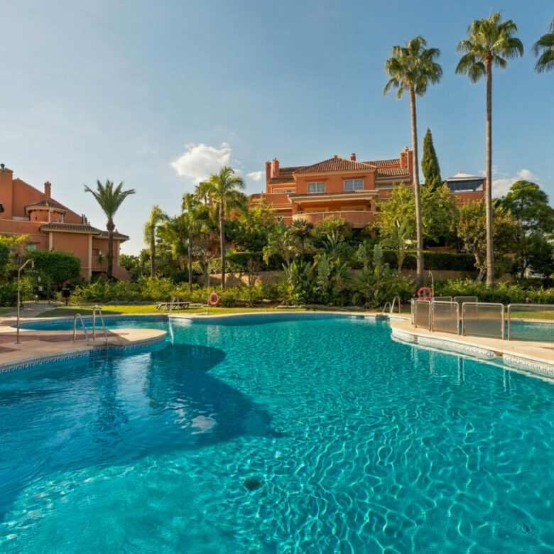 FOR SALE 🏡 Renovated Duplex Penthouse with Rooftop Jacuzzi and Outdoor Kitchen – Nueva Andalucía, Marbella 🇪🇸