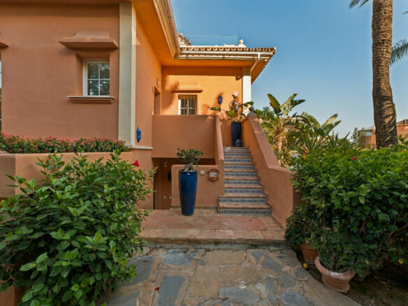FOR SALE 🏡 Renovated Duplex Penthouse with Rooftop Jacuzzi and Outdoor Kitchen – Nueva Andalucía, Marbella 🇪🇸