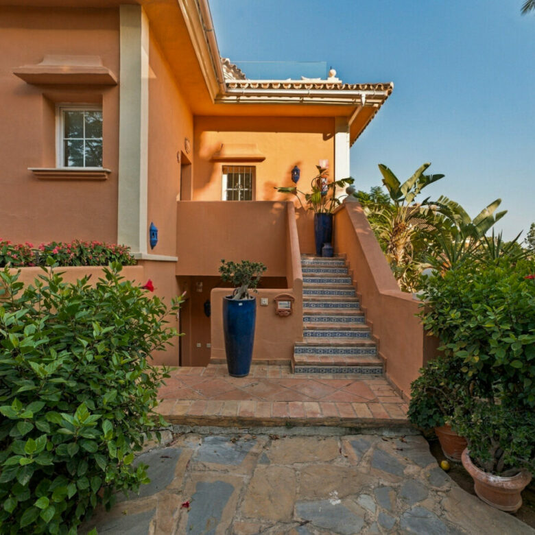 FOR SALE 🏡 Renovated Duplex Penthouse with Rooftop Jacuzzi and Outdoor Kitchen – Nueva Andalucía, Marbella 🇪🇸
