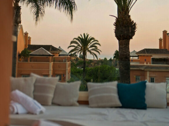 FOR SALE 🏡 Renovated Duplex Penthouse with Rooftop Jacuzzi and Outdoor Kitchen – Nueva Andalucía, Marbella 🇪🇸