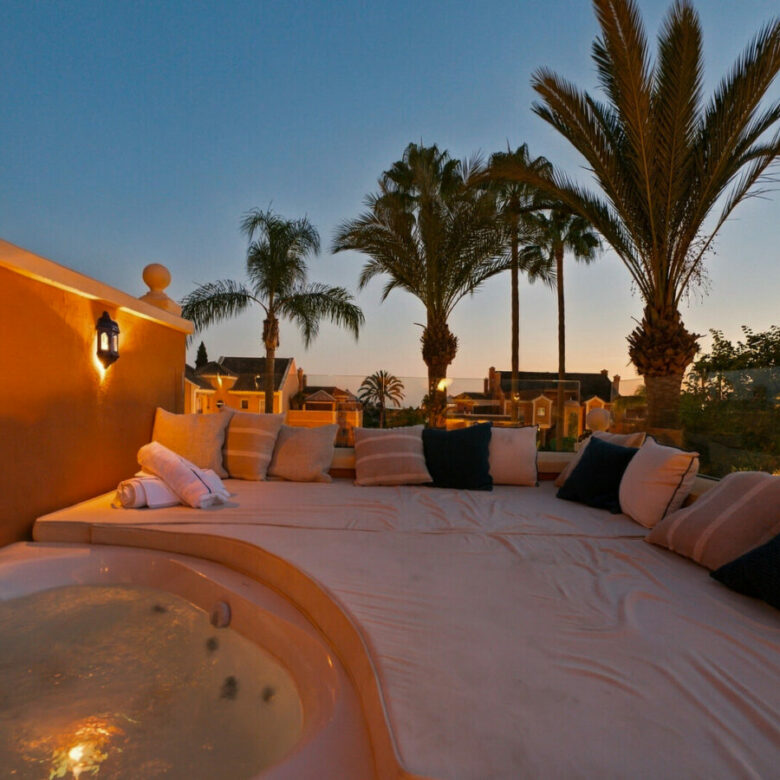 FOR SALE 🏡 Renovated Duplex Penthouse with Rooftop Jacuzzi and Outdoor Kitchen – Nueva Andalucía, Marbella 🇪🇸