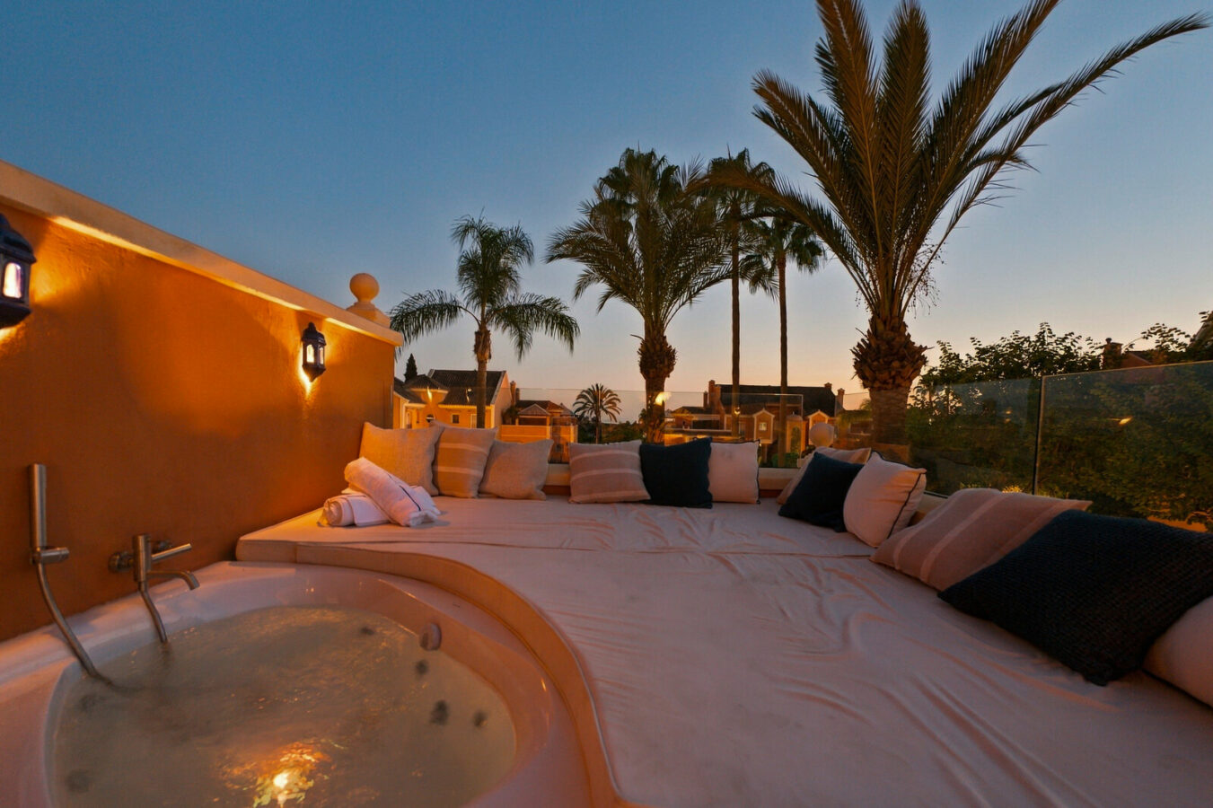 FOR SALE 🏡 Renovated Duplex Penthouse with Rooftop Jacuzzi and Outdoor Kitchen – Nueva Andalucía, Marbella 🇪🇸