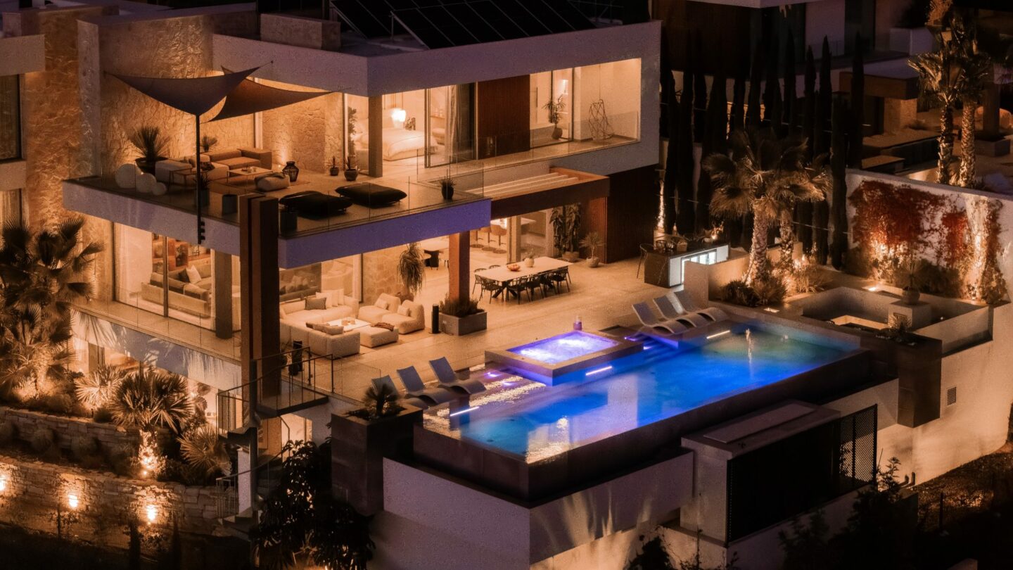 FOR SALE 🏡 Six-Bedroom Contemporary Villa with Private Spa, Gym and Panoramic Sea Views – El Herrojo Alto, La Quinta, Benahavís 🇪🇸